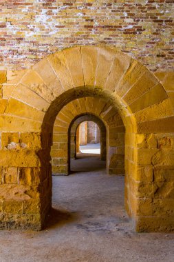 Bir kasa içinde Syracuse, Sicilya, Ital castello maniace görünümünü