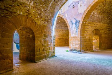 Bir kasa içinde Syracuse, Sicilya, Ital castello maniace görünümünü