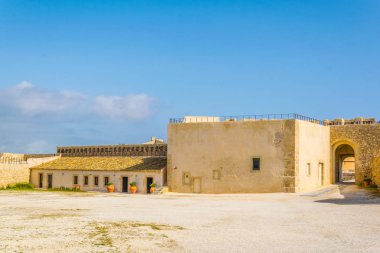 Syracuse, Sicilya, Ital castello maniace görünümünü