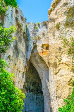 Syracuse, Sicilya, Ital Neapolis Arkeoloji parkta mağarada Orecchio di dombaycı