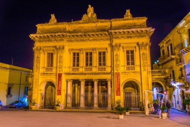 Teatro comunale Noto, Sicilya, Ital Vittorio Emanuele'ye gece görünümü