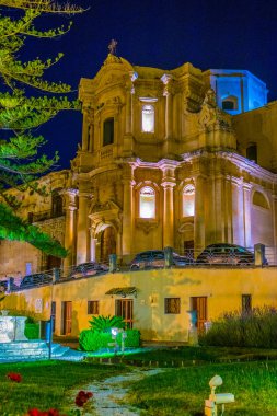 Noto, Sicilya, Ital Chiesa di San Domenico gece görünümü