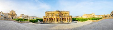 Yerebatan santissimo içeren bir kare Panorama görünümünü salvatore, palazzo ducezio ve chiesa yapmak san Carlo'da Noto, Sicilya, Ital