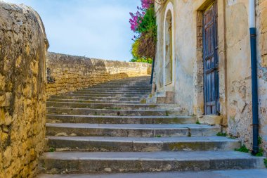 Ben altında şehir manzaralı Modica Sicilya'da bir merdiven görünümünü