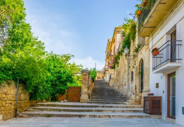 Ben altında şehir manzaralı Modica Sicilya'da bir merdiven görünümünü