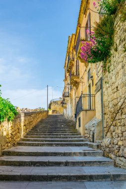 Ben altında şehir manzaralı Modica Sicilya'da bir merdiven görünümünü