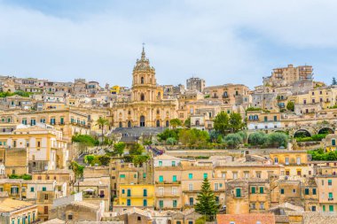 Saint George, Sicilya, Ital Katedrali'ne bakan Modica havadan görünümü