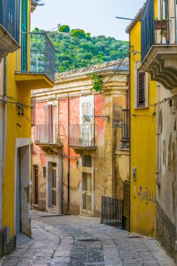 Ragusa, Sicilya, Ital dar bir sokakta görünümünü