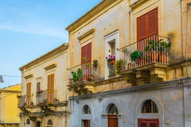 Ragusa, Sicilya, Ital dar bir sokakta görünümünü