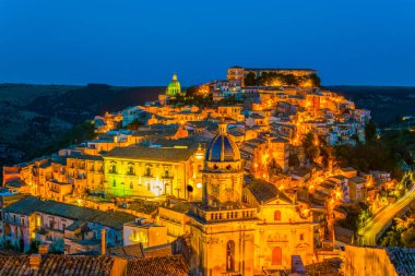 Sicilya şehir Ragusa Ibla, Ital eski şehrin gün batımı görünümü