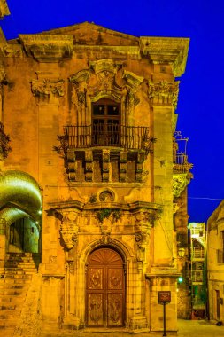 Ragusa, Sicilya, Ital Palazzo della cancelleria gece görünümü
