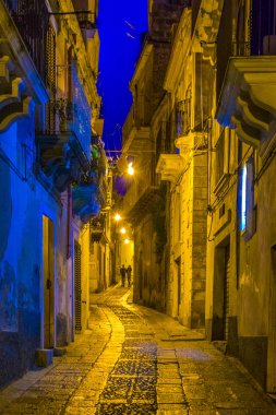 Ragusa, Sicilya, Ital dar bir sokakta gece görünümü