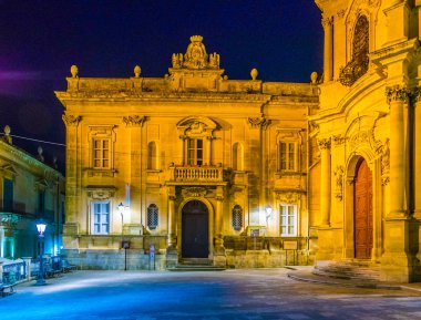 Ragusa, Sicilya, Ital town hall gece görünümü
