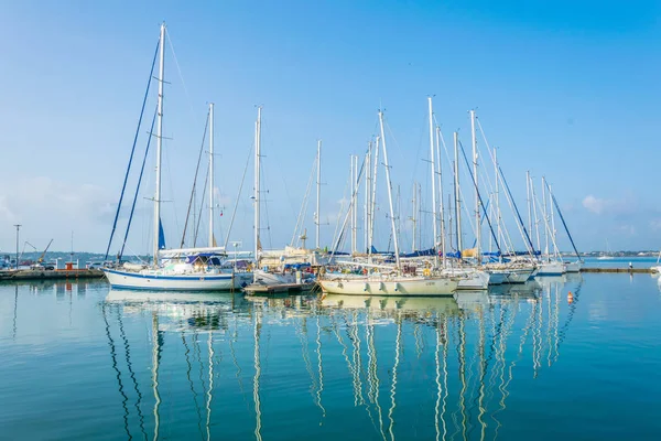 Σκάφη Που Είναι Αγκυροβολημένα Δίπλα Από Την Παλιά Πόλη Του — Φωτογραφία Αρχείου