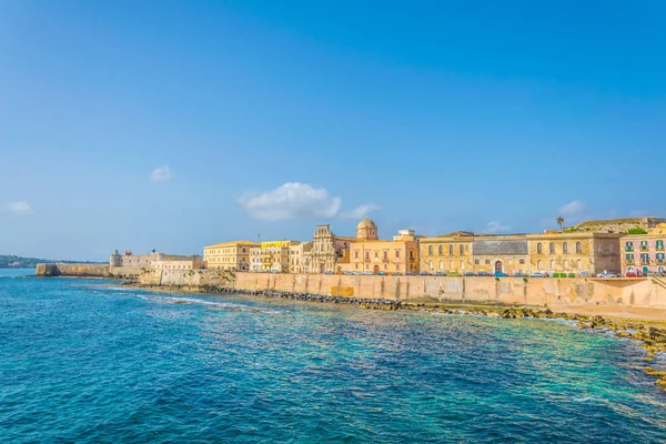 Вид Набережную Окружающую Старый Город Сиракузы Сицилии Доминируют Chifedello Santo — стоковое фото