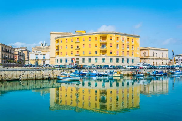 Boats Moored Next Old Town Syracuse Sicily Ital — Stock Photo, Image