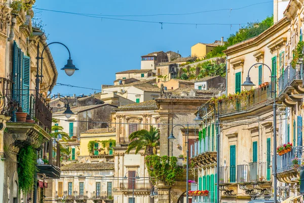 Casas Con Balcones Con Vistas Una Calle Estrecha Modica Sicilia — Foto de Stock