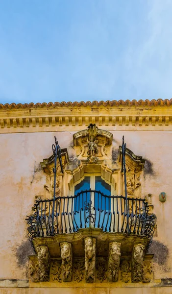 Huizen Met Balkons Met Uitzicht Een Smal Straatje Ragusa Sicilië — Stockfoto