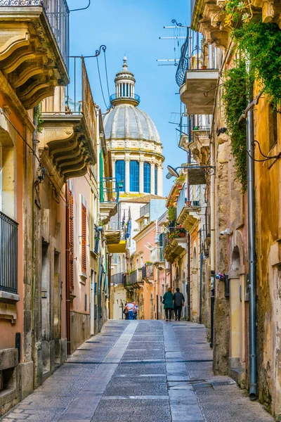 Capitano bocchieri leding san giorgio Ragusa, Sicilya, Ital içinde Katedrali ile görünümü