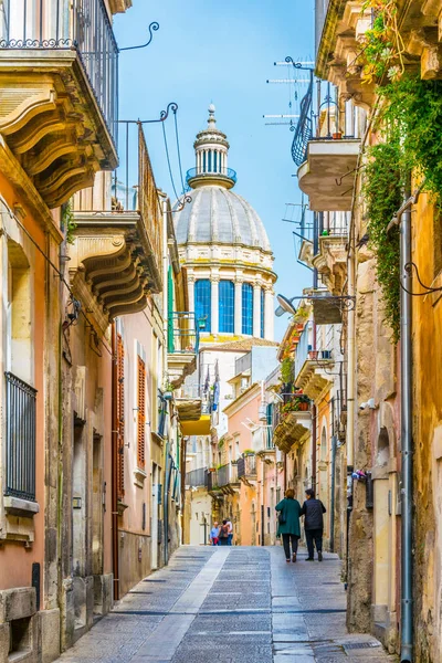 Capitano bocchieri leding san giorgio Ragusa, Sicilya, Ital içinde Katedrali ile görünümü