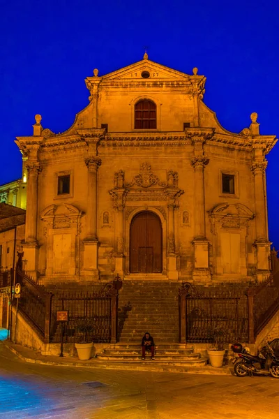 Chiesa Anime Sante del Purgatorio içinde Ragusa, Sicilya, Ital gece görünümü