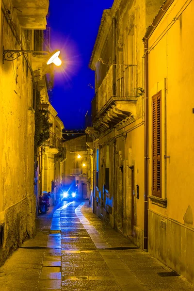 Vista Nocturna Una Calle Estrecha Ragusa Sicilia Ital — Foto de Stock