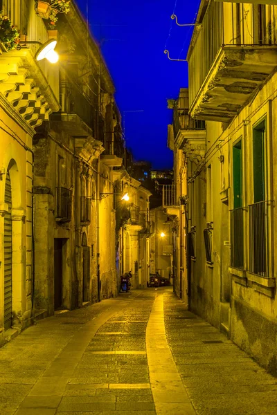 Vista Nocturna Una Calle Estrecha Ragusa Sicilia Ital — Foto de Stock