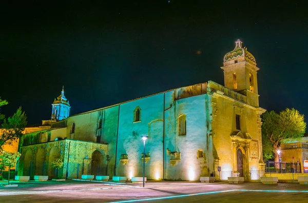 Chiesa di San Vincenzo Ferreri Ragusa, Sicilya, Ital içinde gece görünümü