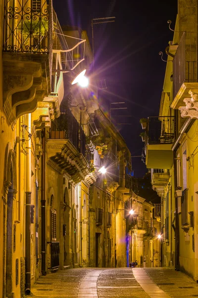 Vista Nocturna Una Calle Estrecha Ragusa Sicilia Ital — Foto de Stock