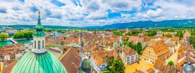 Solothurn Switzerlan tarafından geçen nehir Aare ile havadan görünümü