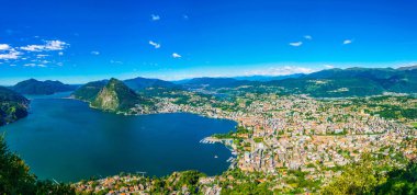Havadan görünümü Lugano ve Lugano Gölü'nden Monte Bre Switzerlan içinde