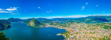 Havadan görünümü Lugano ve Lugano Gölü'nden Monte Bre Switzerlan içinde