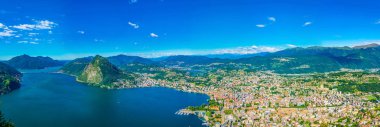 Havadan görünümü Lugano ve Lugano Gölü'nden Monte Bre Switzerlan içinde