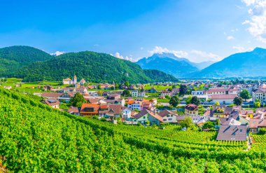 İsviçre tarafından görkemli bir castl hakim Aigle köyünün havadan görünümü