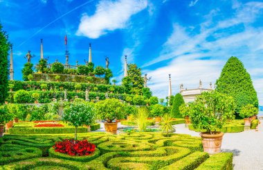 Isola Bella, Ital Borromeo sarayının bahçeleri içinde güzel Çeşme