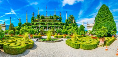 Isola Bella, Ital Borromeo sarayının bahçeleri içinde güzel Çeşme