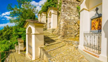 Santuario della Madonna del Sasso 'ya giden merdiven Locarno, Switzerlan' da.