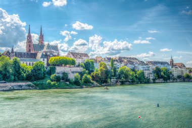 Riverside Ren Munster görkemli bina kilise tarafından Switzerlan hakim Basel