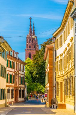 İnsanlar Basel'in, Switzerlan munster kilisede geliyor