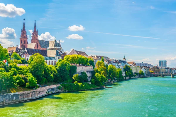 Riverside Rhine Basel Domineras Majestätiska Byggnad Munster Kyrka Schweiz — Stockfoto