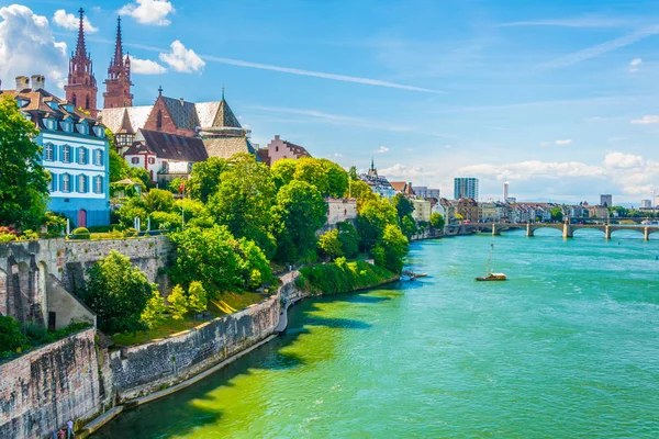 Rheinufer Basel Dominiert Von Majestätischem Bau Der Münsterkirche Schweiz — Stockfoto