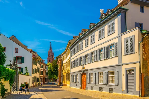 Mensen Komen Uit Munster Kerk Oude Stad Van Basel Switzerlan — Stockfoto