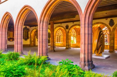 Sigarasız, iç avlu Switzerlan Basler munster Kilisesi