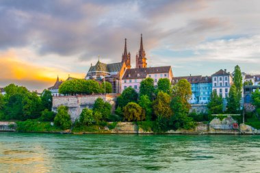 Nehir Ren Munster görkemli bina kilise tarafından Switzerlan hakim Basel gün batımı görünümü