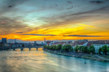 nehir Ren de Basel, Switzerlan gün batımı görünümü