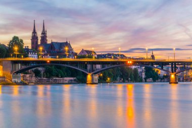 Basel Minster Wettstein köprünün günbatımı sırasında Switzerlan görüntülendi.