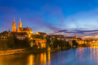 Nehir Ren Munster görkemli bina kilise tarafından Switzerlan hakim Basel gün batımı görünümü