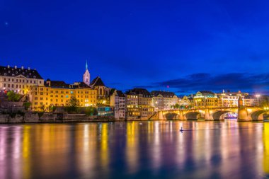 Nehir Ren de Basel Saint Martin Kilisesi, Switzerlan ile gün batımı görünümü