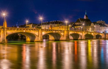 Nehir Ren de Basel Saint Martin Kilisesi, Switzerlan ile gün batımı görünümü