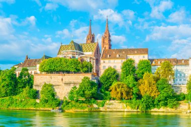 Riverside Ren Munster görkemli bina kilise tarafından Switzerlan hakim Basel